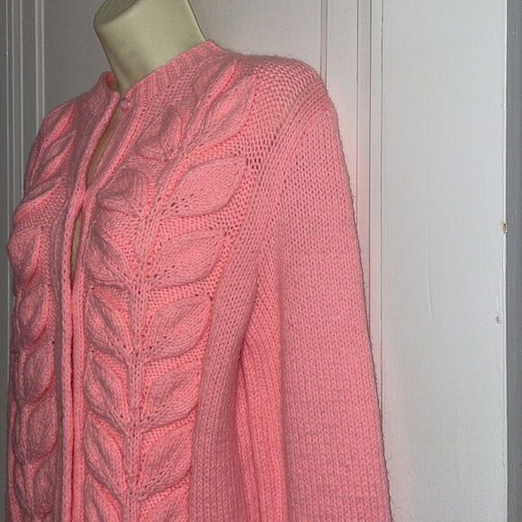 Vtg 60s bright pink thick knit cardigan sweater with raised leaf design - Picture 4 of 7